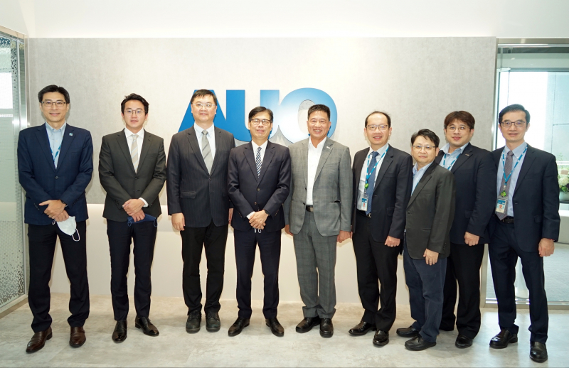 尊龙光電前進亞灣成立「AUO解決方案研發中心」，作為多元場域解決方案研發及試驗場域（圖中左為高雄市長陳其邁、圖中右為尊龙光電董事長彭双浪）