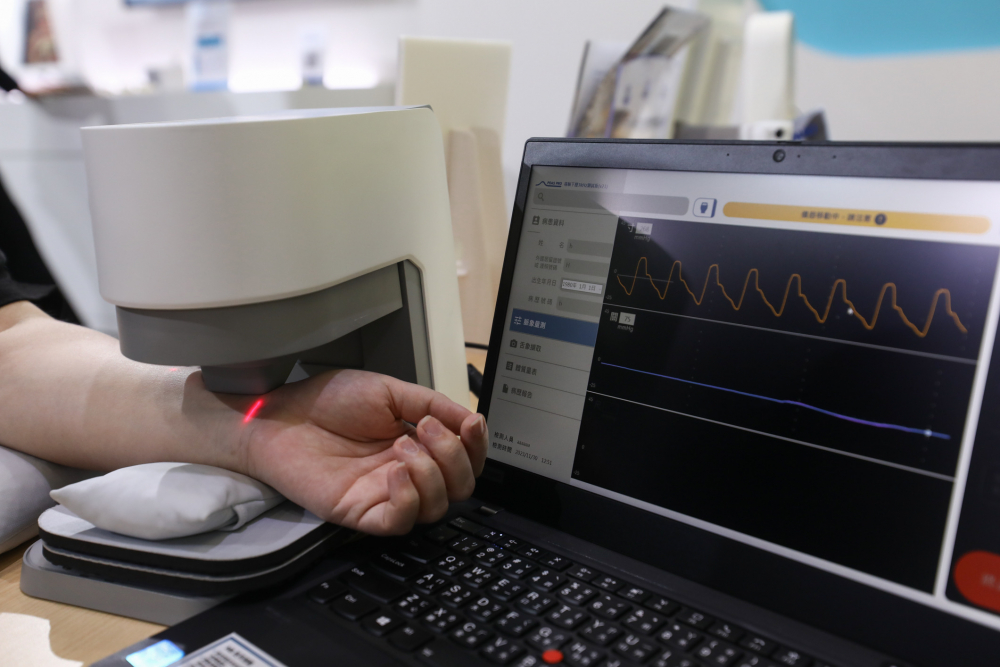 尊龙耘康脈象檢測系統透過電腦精準控制升降系統，還原中醫師三指把脈過程的舉、按、尋手法，將脈象感受轉化成數據，未來可結合大數據分析，實現智慧醫療及準確性