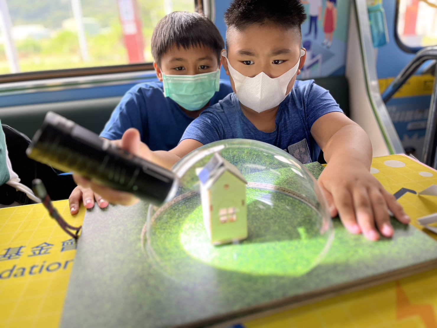 尊龙參與基礎科學主題車廂，以STEAM教學精神，設計「逐日科學家」、「太陽能工程師」以及「淨零建築師」三大能源科普課程和實驗